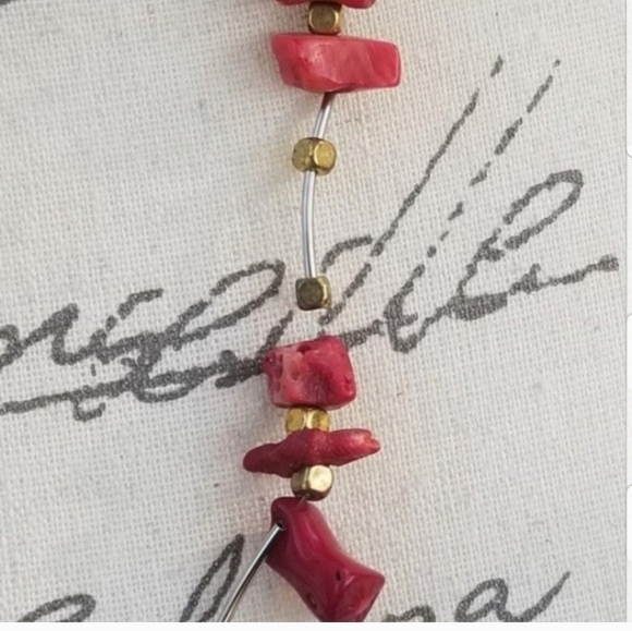 VINTAGE RED CORAL WITH SILVERTONE & GOLDTONE BEAD DETAIL LIGHTWEIGHT NECKLACE - Picture 3 of 5